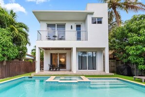 A two-story house with a swimming pool, a balcony, and a patio area. - Ultimate Modern Luxe Getaway | Heated Pool & Spa (Hollywood)