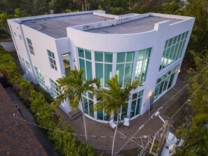 A modern building with a curved facade, large windows, and a flat roof. - Fort Lauderdale Beach 8BR Modern Retreat (Fort Lauderdale)