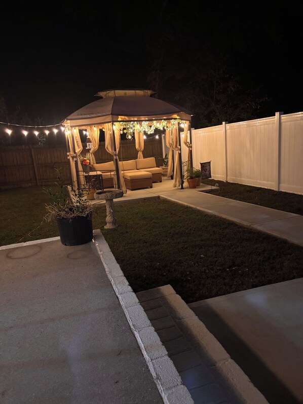 Terrace/patio - Spacious front yard 2-bedroom house in Greensboro with cool AC private back yard (Greensboro)
