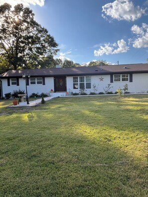 Exterior - Spacious front yard 2-bedroom house in Greensboro with cool AC private back yard (Greensboro)