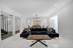 Living area - Luxe Mansion/10min Walk Beach/Gameroom/Heated pool (Hollywood)