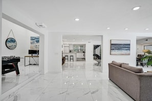 Interior - Luxe Mansion/10min Walk Beach/Gameroom/Heated pool (Hollywood)