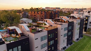 You know it's Pretty in Nashville when you see the glowing lights! - Pretty in Pink: Rooftop Hot Tub & Sauna | 4 Ensuite Bedrooms | Sleeps 14 (Nashville)