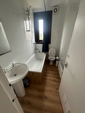 Bathroom - Bright 2 Bed Flat · Oakley (Oakley)