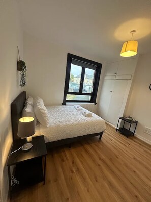 Room - Bright 2 Bed Flat · Oakley (Oakley)