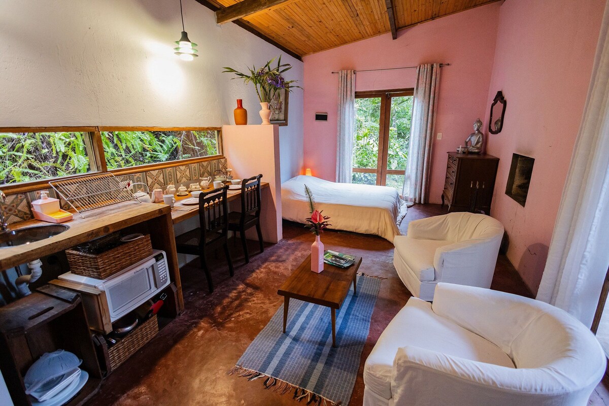 Una habitación acogedora con comedor, cama y zona de estar.