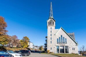 Une église dotée d’un clocher élevé et d’une façade en pierre.