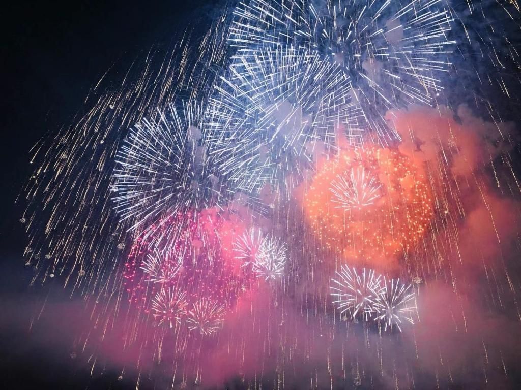 Ein Nachthimmel mit Feuerwerk.