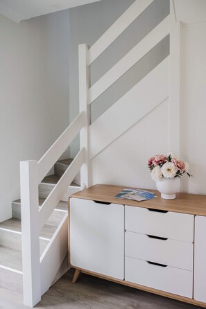 A staircase with white railings and a wooden floor. - Paradise Lake Conjola Park - Wake up to ocean views (Conjola Park)