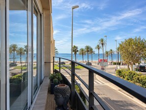 Property grounds - EXCELLENT SITUATION IN FRONT OF THE CITADEL, ON THE OUTSKIRTS OF THE TOWN. 20m FROM THE SEAFRONT AND TO THE BEACH. (Roses)