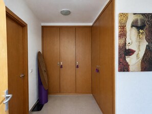 A hallway with wooden doors, a ceiling light, and a painting on the wall. - EXCELLENT SITUATION IN FRONT OF THE CITADEL, ON THE OUTSKIRTS OF THE TOWN. 20m FROM THE SEAFRONT AND TO THE BEACH. (Roses)