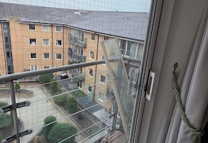 Image 8 - Apartment Sleeps 5 with Parking Free (Feltham)