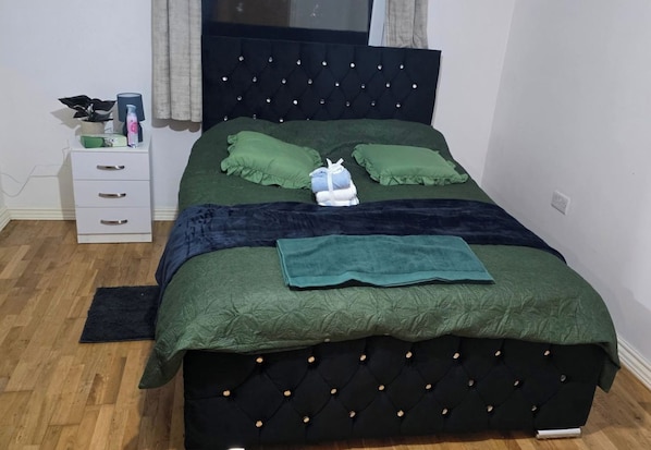 Image 9 - Apartment Sleeps 5 with Parking Free (Feltham)
