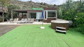 A modern outdoor area with a pool, lounge chairs, and a hot tub. - Villa Barranco de los Cernícalos - 2-Bedroom Cabin (Vegas, Las (Valsequillo))