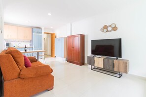 A living room with a sofa, a television, and a cabinet. - Sagasta Canteras Apartment (Palmas De Gran Canaria, Las)
