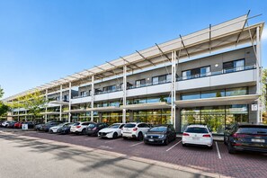 Een meerlaags parkeergarage met verschillende geparkeerde auto's.