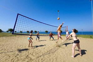 A beach volleyball game with players in various outfits. - Mobile home with air conditioning, terrace and pool (Umag)