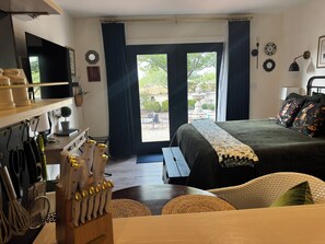 Room - Modern Vintage Guest Suite w/ Private Courtyard & Spa Bath (Sierra Vista)