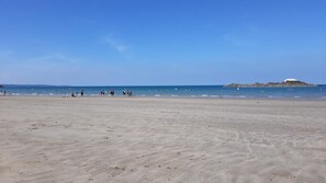 A wide sandy beach with a clear sky and calm sea. - Kerbignon - LANGUEUX (LANGUEUX)