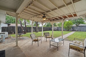A covered patio area with a ceiling fan, outdoor furniture, and a view of the backyard. - Ginger Sol - 2BR/1BA - Centrally Located (Lubbock)