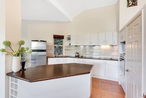 Fully Equipped Kitchen - Kookaburra Kottage Luxury Chalet 1 Bedroom (Ravensbourne)