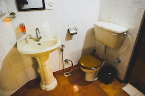 A bathroom with a pedestal sink, toilet, and bidet. - Hotel Lake Ghat Palace (Udaipur)