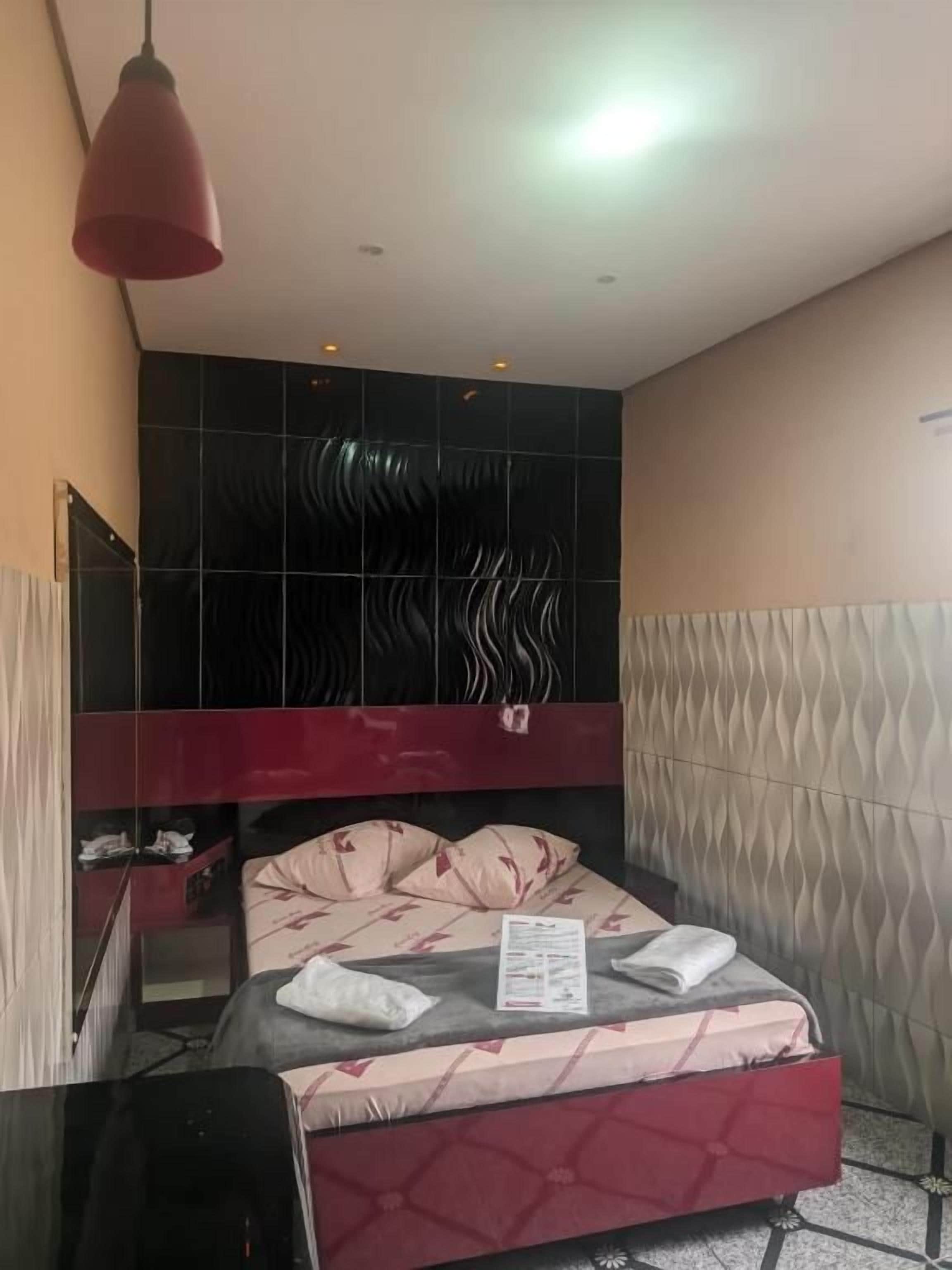 Une chambre d’hôtel avec un lit, un bureau et un miroir.