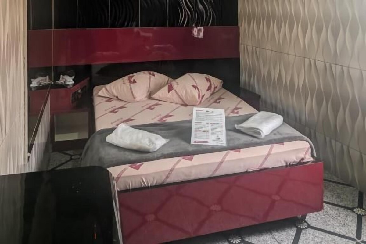 Ein Hotelzimmer mit einem Bett, einem Schreibtisch und einem Spiegel.