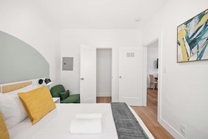 Una habitación de hotel con una cama, un escritorio y una silla.