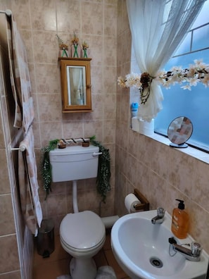 A bathroom with a toilet, sink, and a mirror. - Cozy Granny Flat Near Cape Gate Hospital and Shopping Centre (Cape Town)