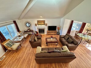 Living area - Cozy 2-bedroom house in beautiful University Place with AC (University Place)