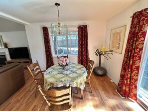 Dining - Cozy 2-bedroom house in beautiful University Place with AC (University Place)