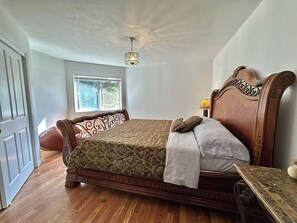 Room - Cozy 2-bedroom house in beautiful University Place with AC (University Place)