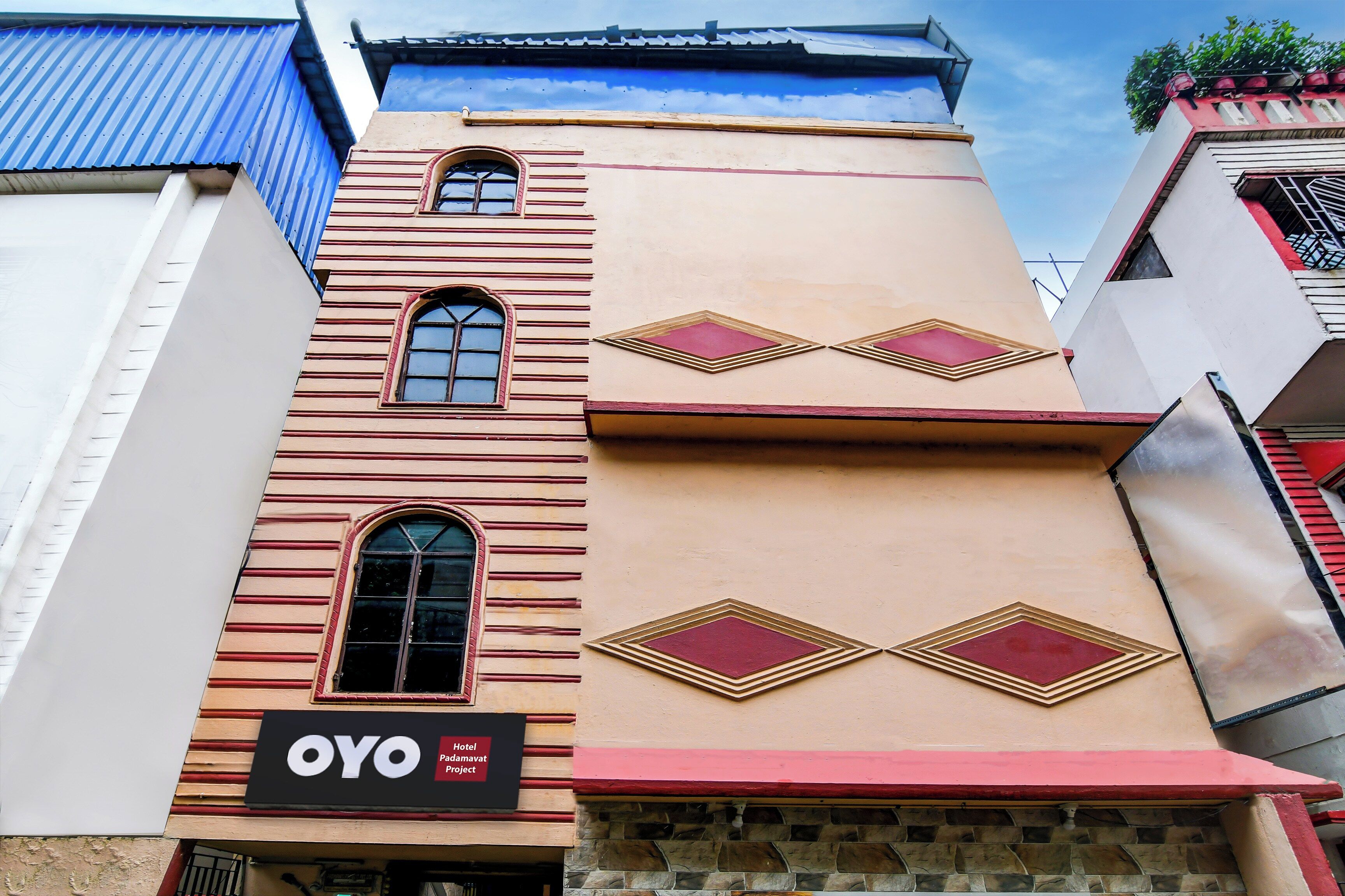 Un hotel que muestra un letrero indicando que forma parte del proyecto OYO Hotel Padamavattam.
