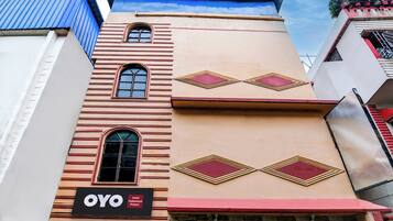 Un hotel que muestra un letrero indicando que forma parte del proyecto OYO Hotel Padamavattam.