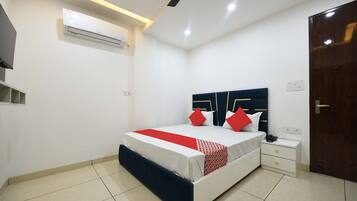 Un dormitorio moderno con cama, mesita de noche y armario.