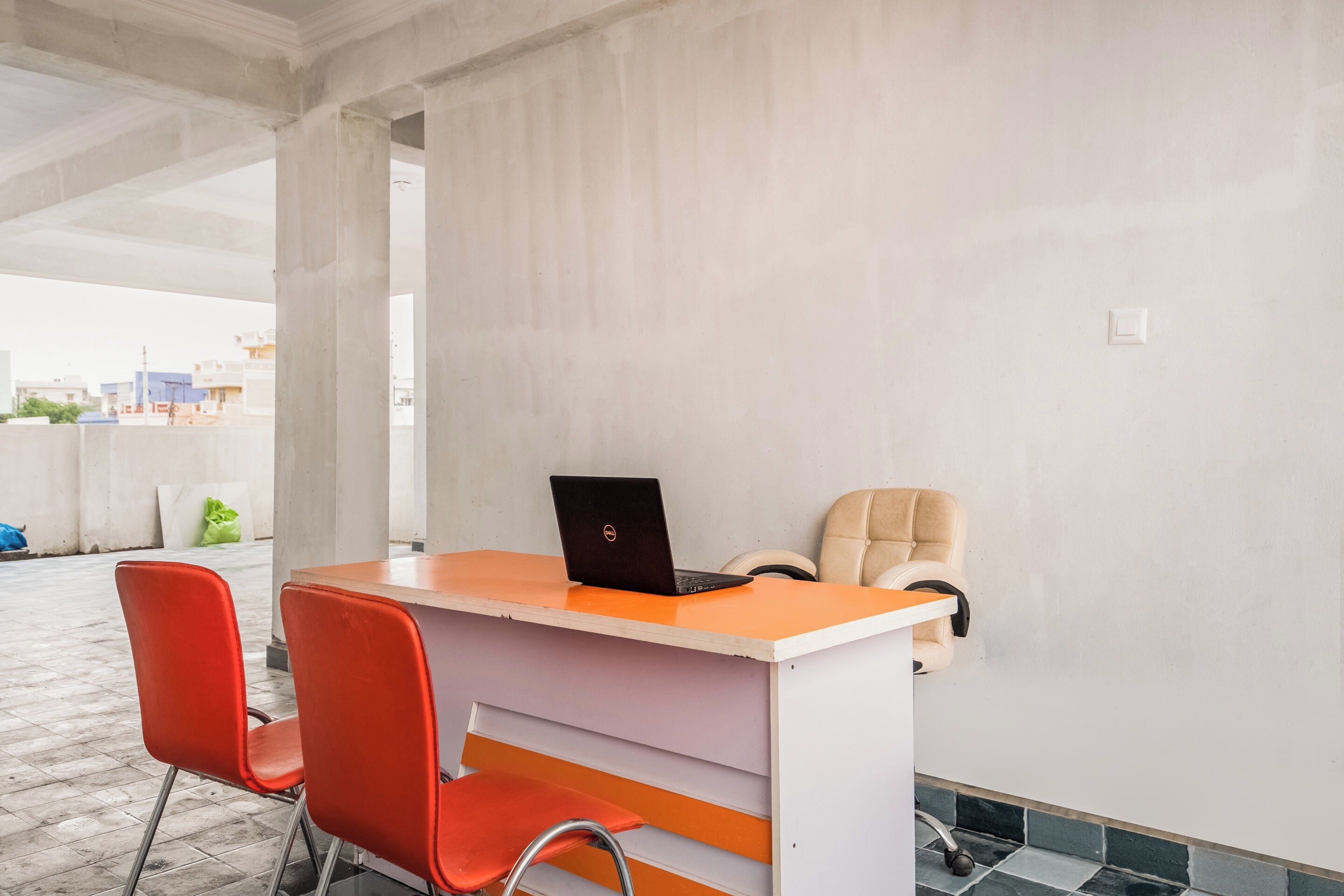Un petit bureau comprenant un bureau, un ordinateur portable et une chaise.