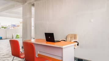 Un petit bureau comprenant un bureau, un ordinateur portable et une chaise.