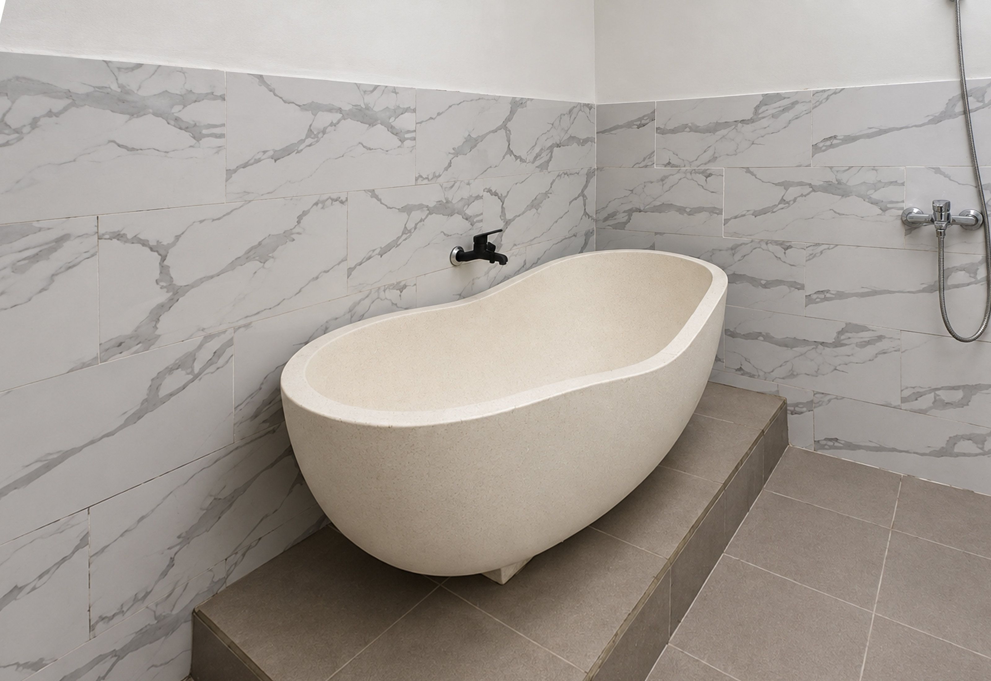 Une salle de bain moderne avec une baignoire sur pieds, une douche et des murs à motifs de marbre.
