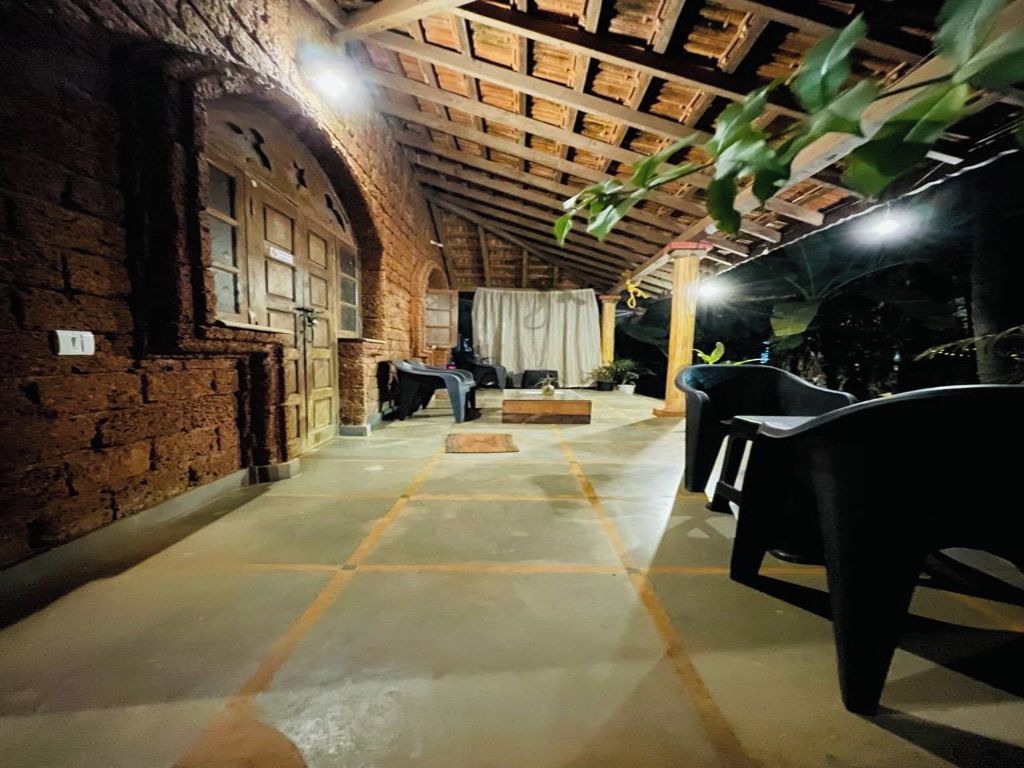 Un intérieur caractérisé par des murs en briques, des poutres en bois et des espaces aménagés pour s’asseoir.