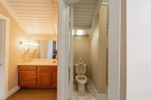 Bathroom - Mountain Villa With Waterpark, Golf, Skiing, Wine Tour Access and More! Massanuttens Shenandoah Vil (McGaheysville)
