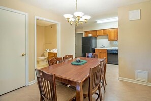 Dining - Mountain Villa With Waterpark, Golf, Skiing, Wine Tour Access and More! Massanuttens Shenandoah Vil (McGaheysville)