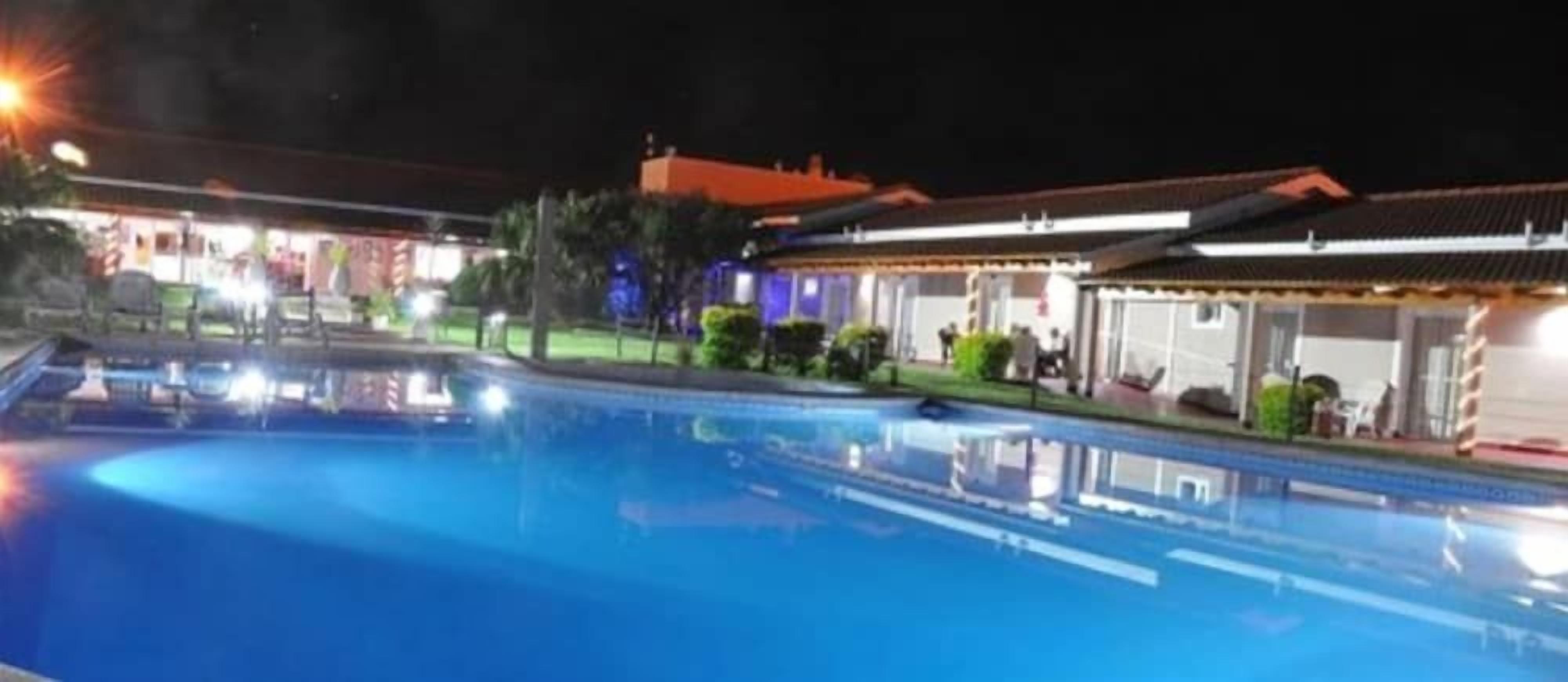 Una piscina con vista despejada al edificio del hotel contiguo.