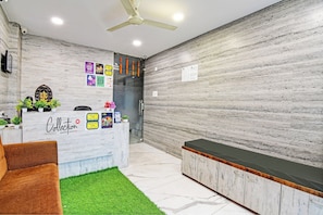 Lobby - HotelO Dak Plaza Balaka Bus Terminus (Kolkata)