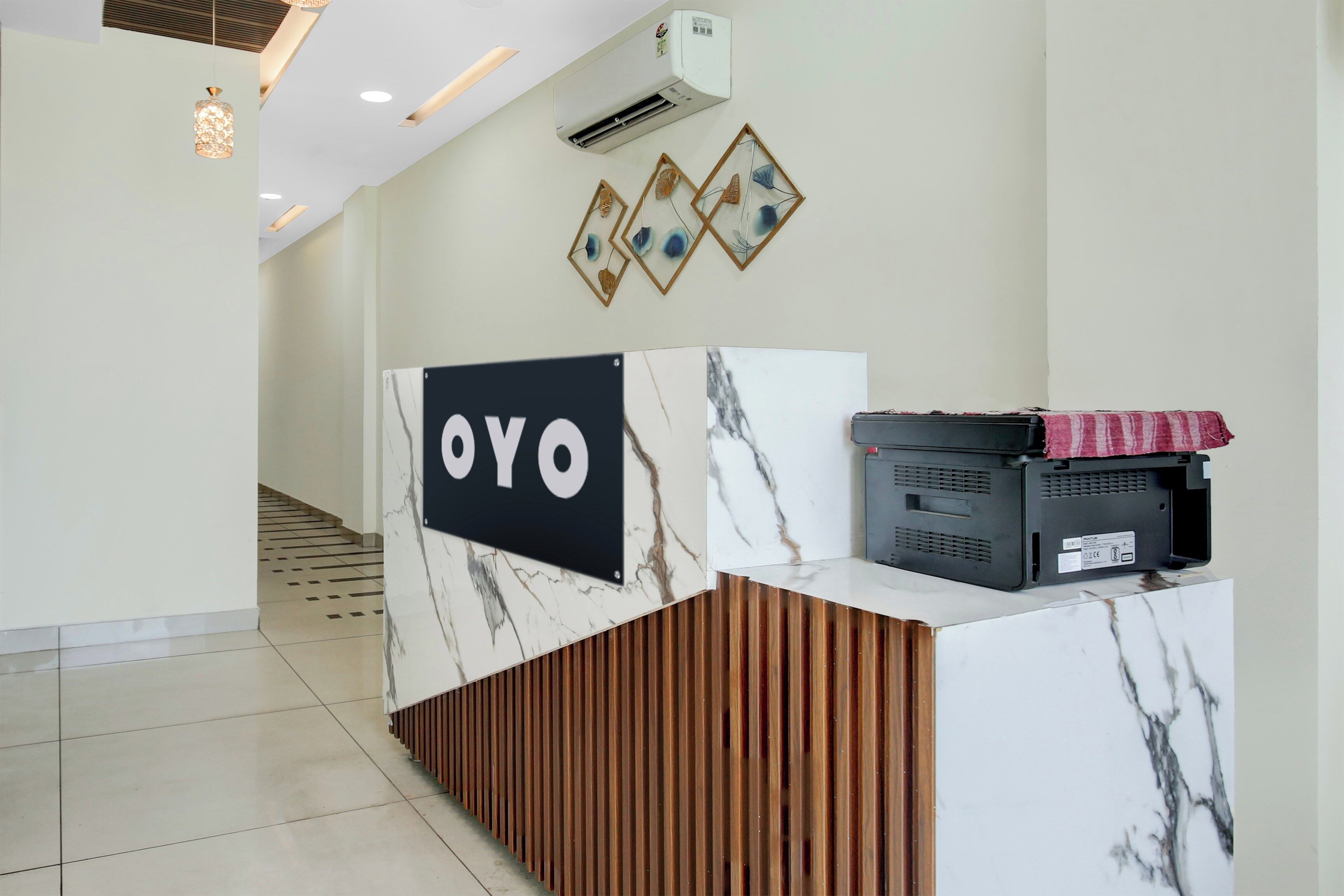 Una mesa de recepción con cubierta de mármol y un cartel que dice 'OYO'.