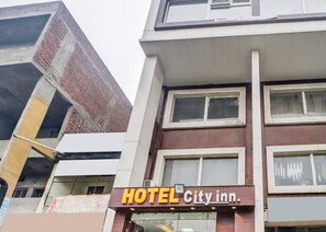 Un bâtiment d’hôtel avec une enseigne indiquant « HÔTEL City Inn ».