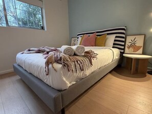 A bed with a headboard, a bedside table, and a window. - Cremorne Point Harbour Escape (Cremorne Point)