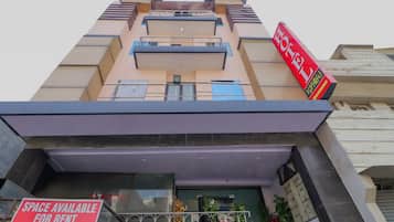 Un edificio con un cartel que indica disponibilidad de locales para alquiler.