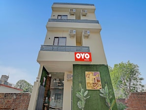 Un edificio con un letrero que dice 'OYO Rooms' y un letrero que dice 'Kings' en la entrada.
