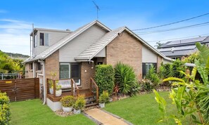 Exterior - Entire spacious house with Pool 4BR + 3BA (Springwood)